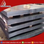 เหล็กแผ่นรีดร้อน (Hot Rolled Steel Sheet) หรือเรียกว่าเหล็กแผ่นดำ เกรด SS400 และ SPHC มีความหนาเริ่มต้นที่ 1.2mm ไปถึง 12mm ตัดจากม้วน Coil ใหญ่ และมีเหล็กแผ่นรีดร้อนอีกแบบ เรียกว่า ชีทแดง ซึ่งไม่ได้มาจากม้วน แต่เป็นการรีดออกมาเป็นแผ่น ความหนาเริ่มที่ 9mm ขึ้นไป