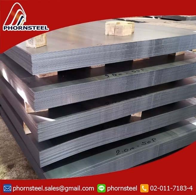 เหล็กแผ่นรีดร้อน (Hot Rolled Steel Sheet) หรือเรียกว่าเหล็กแผ่นดำ เกรด SS400 และ SPHC มีความหนาเริ่มต้นที่ 1.2mm ไปถึง 12mm ตัดจากม้วน Coil ใหญ่ และมีเหล็กแผ่นรีดร้อนอีกแบบ เรียกว่า ชีทแดง ซึ่งไม่ได้มาจากม้วน แต่เป็นการรีดออกมาเป็นแผ่น ความหนาเริ่มที่ 9mm ขึ้นไป